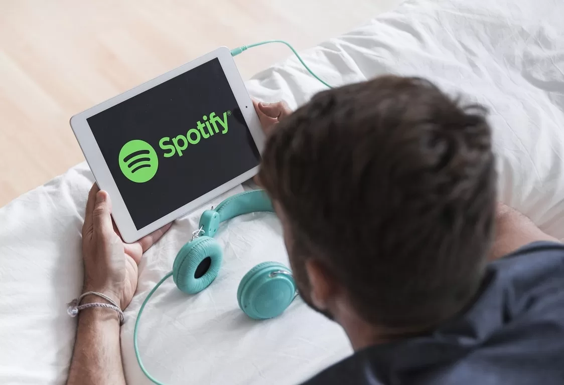 hombre con un tablet escuchando spotify