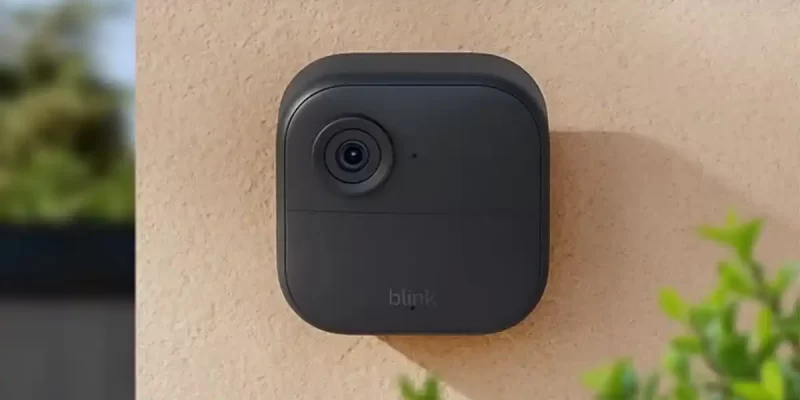 Cámara Blink Outdoor 4 instalada en una pared exterior